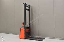 Linde pedestrian pallet truck