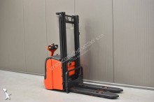 Linde pedestrian pallet truck