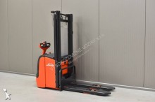 Linde pedestrian pallet truck
