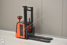 Linde pedestrian pallet truck