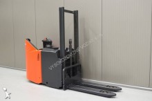 Linde pedestrian stacker