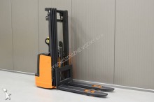 OM pedestrian stacker