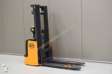 OM pedestrian stacker