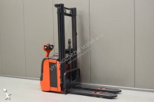 Linde pedestrian stacker
