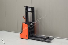Linde L 10 /23171/ stacker