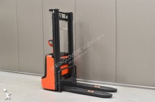 Linde L 12 /23242/ stacker