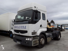 cap tractor vehicul şcoală auto Renault