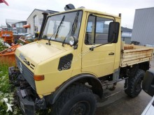 camión volquete trilateral Unimog