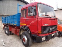 camión volquete Iveco