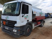 camión cisterna hidrocarburos Mercedes