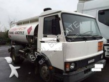 camión cisterna hidrocarburos Iveco