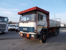 camión volquete trilateral Iveco