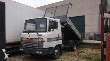 camion benne Nissan