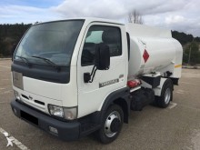 camion cisterna idrocarburi Nissan