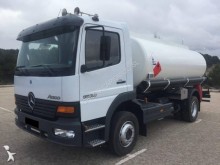 camión cisterna hidrocarburos Mercedes