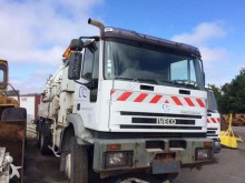 camión cisterna hidrocarburos Iveco