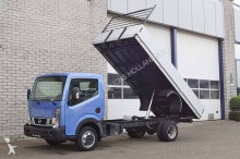 camion benne Nissan