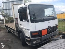 camión caja abierta transporta gas Mercedes