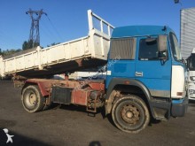 camión volquete trilateral Iveco