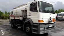 camión cisterna hidrocarburos Mercedes