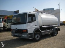 camión cisterna hidrocarburos Mercedes