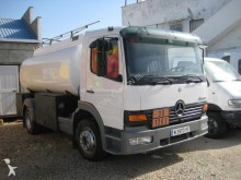 camión cisterna hidrocarburos Mercedes