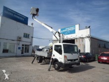 camión plataforma elevadora Nissan