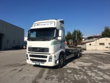 camion monta mobili Volvo