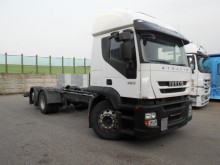 camión chasis Iveco