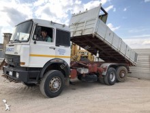 camión volquete trilateral Iveco