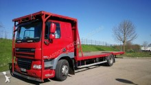 camión caja abierta transporta paja DAF