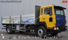 camión caja abierta Volvo