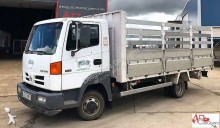 camión caja abierta Nissan