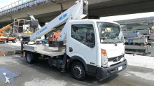 camión plataforma elevadora telescópica Nissan