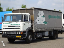 vrachtwagen aanhanger met zeilwanden DAF