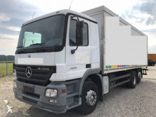 camión caja abierta transporte de bebidas Mercedes