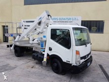 camión plataforma elevadora articulada telescópica Nissan