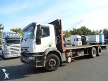 camión caja abierta transporta paja Iveco