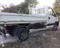camión volquete trilateral Iveco
