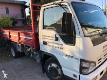 camión volquete trilateral Isuzu