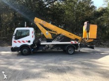 camion cu nacela Nissan