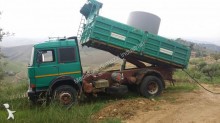 camión volquete trilateral Iveco