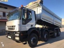 camión volquete trilateral Iveco
