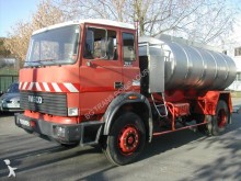 camión cisterna Iveco