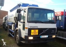 camión cisterna hidrocarburos Volvo