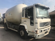 ciężarówka z przyczepą cysterna Volvo