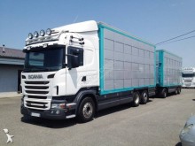 ciężarówka z przyczepą do transportu zwierząt Scania