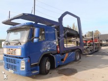 ciężarówka z przyczepą do transportu samochodów Volvo