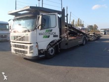 ciężarówka z przyczepą do transportu samochodów Volvo