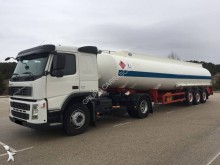 tractora semi cisterna hidrocarburos Volvo